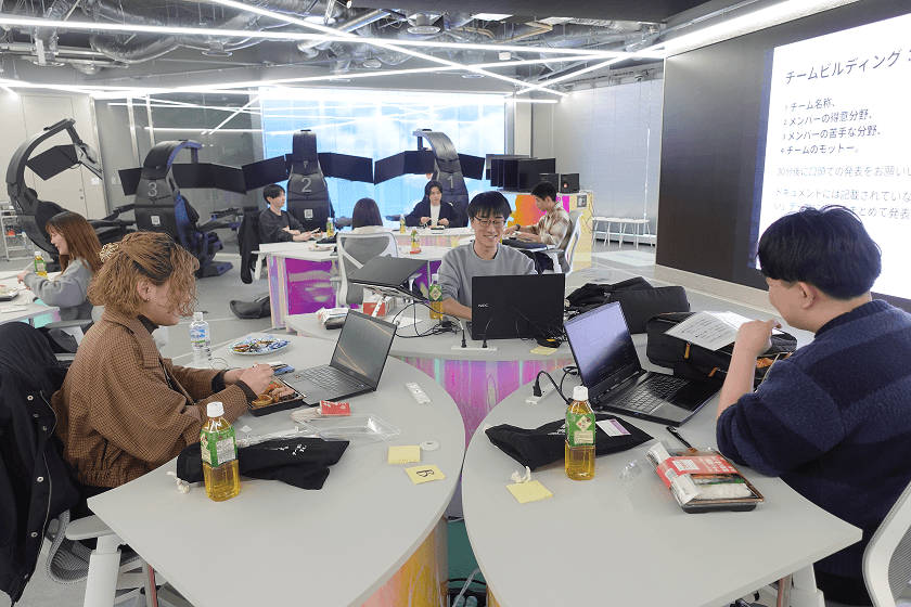 チーム発表後ランチの様子。時計回りで木野さん、小笠原さん、印藤さん