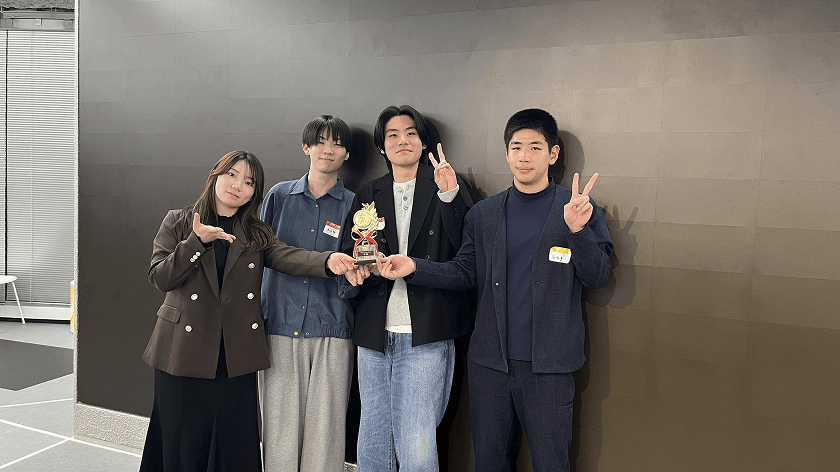 表彰後の記念撮影。左から廣嶋さん、古谷さん、秋元さん、木島さん